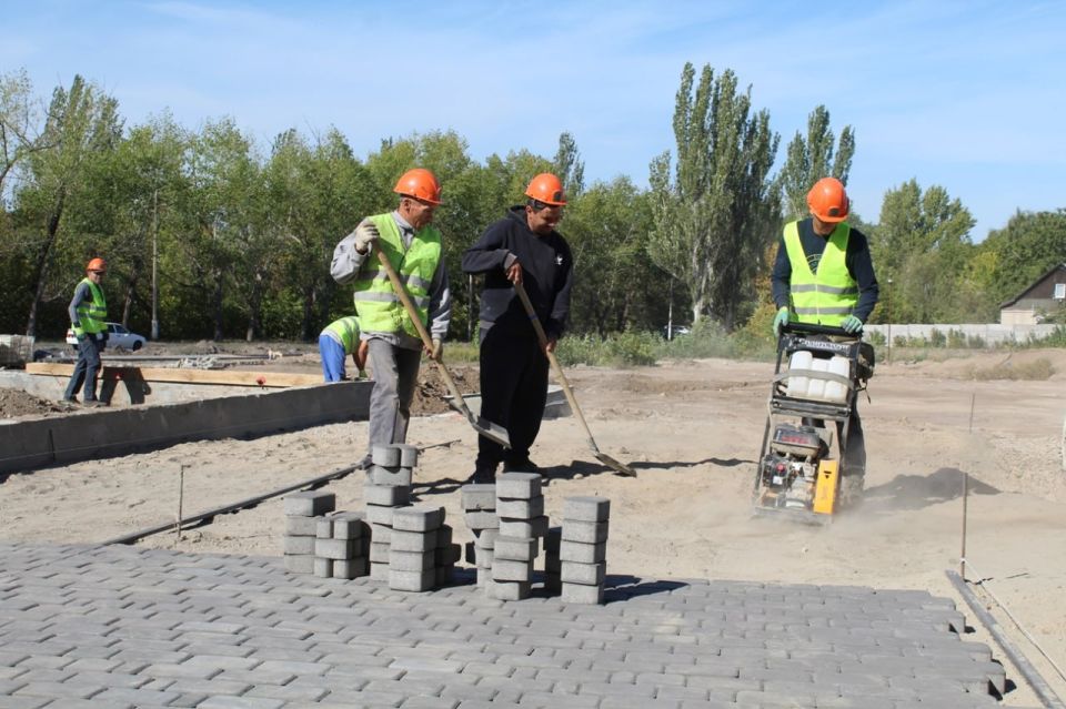 В Кировске продолжаются работы по реализации проекта благоустройства общественной территории «Сквер в городе Кировске, на улице Войкова»