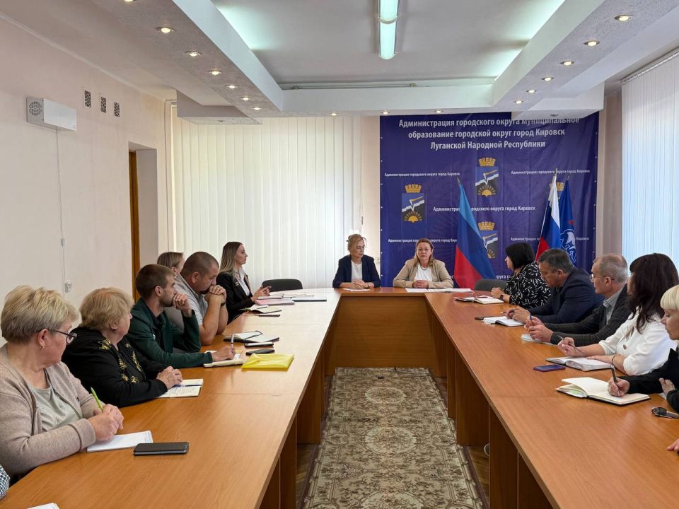 Виктория Сергеева: В здании Администрации городского округа состоялось рабочее совещание по вопросам относящимся к сфере деятельности Комитета тарифного и ценового регулирования ЛНР