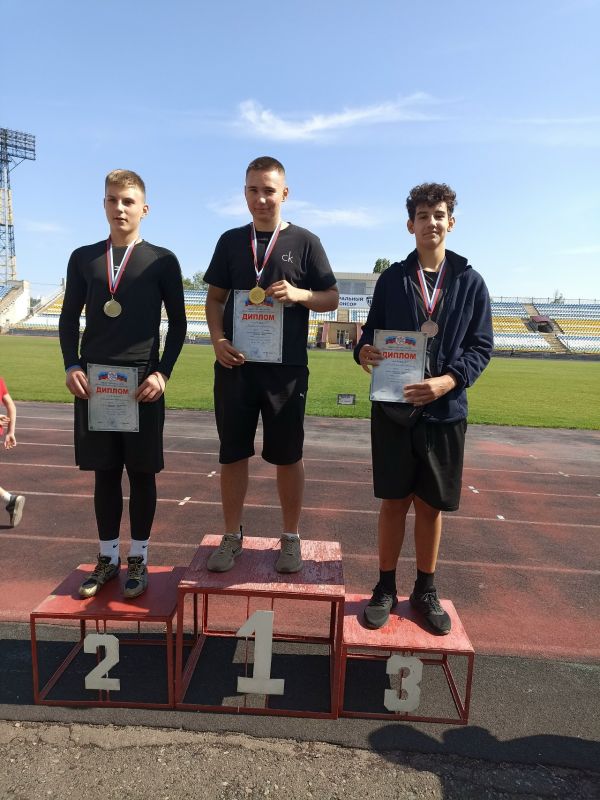 Легкоатлеты Спортивной школы города Ровеньки приняли участие в республиканских соревнованиях по лёгкой атлетике "Шиповка юных" среди юношей и девушек 10-15 лет, которые проходили в городе Луганске