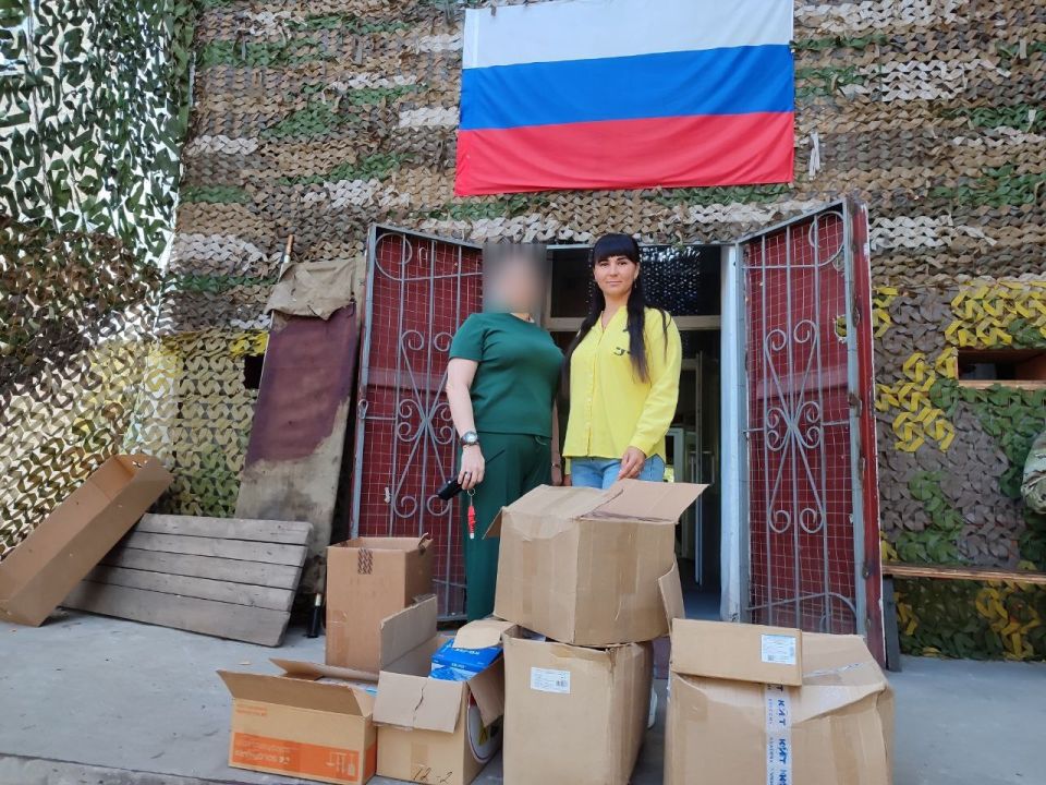 «Своих не бросаем». Координатор «Женского движения», Первичное отделение № 5 Руслана Боярская совместно с единороссами собрали и передали в военный госпиталь медикаменты и средства для обработки ран