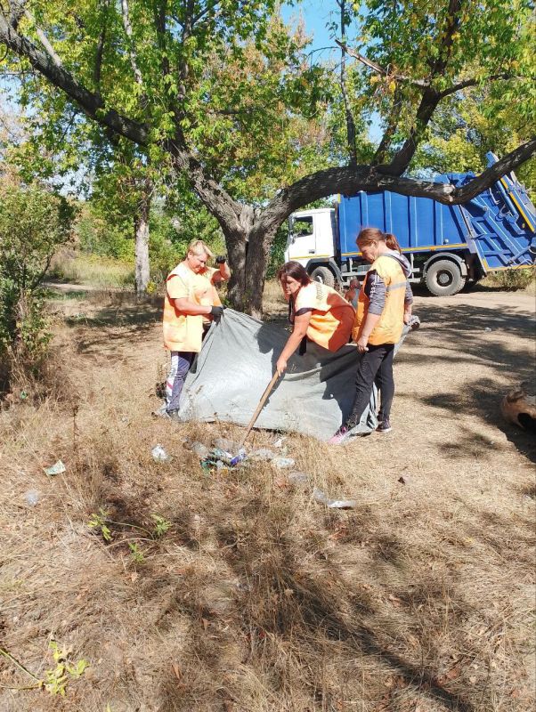 Евгений Бондарь: Жители Лутугино неоднократно обращали внимание на серьёзную экологическую проблему - несанкционированную свалку мусора, образовавшуюся на берегу городского пруда