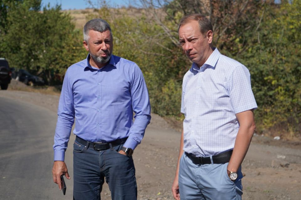 Андрей Сухачев: С Евгением Себеженковым, руководителем делегации Красноярского края, проинспектировали завершенный ремонт дорожного покрытия в селе Астахово