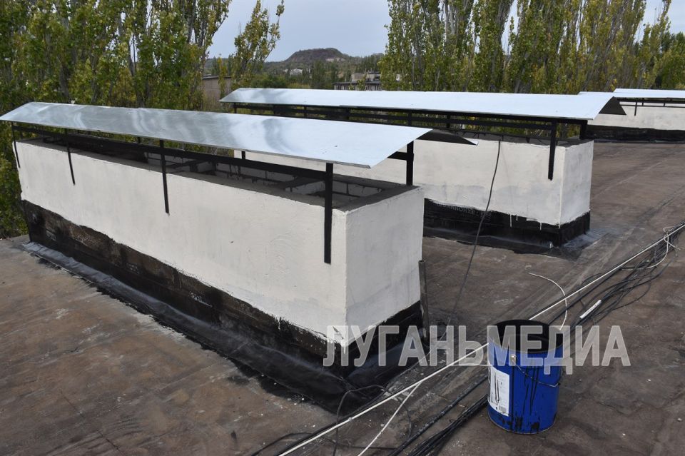 В Стаханове продолжаются работы по ремонту кровель многоквартирных домов