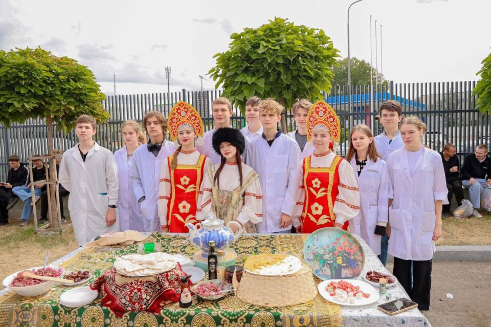 Семейный фестиваль дружбы народов прошел в Луганске и объединил представителей национально-культурных обществ ЛНР, Москвы и Ростовской области