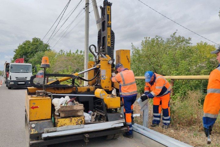 Делается всё для удобства и безопасности: Альберт Апшев проверил ход ремонта дорог в Лутугинском районе