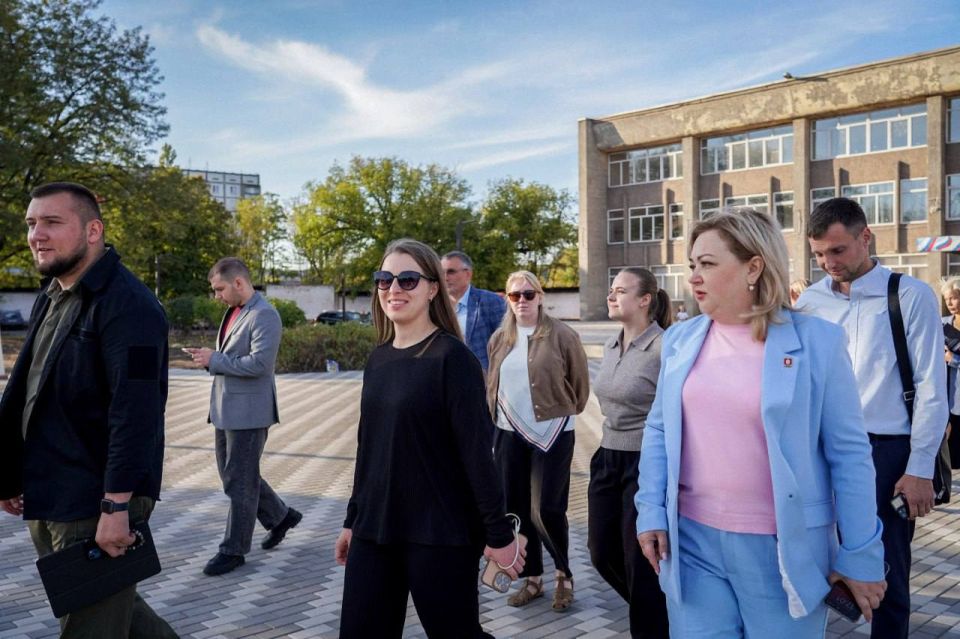 Строители демонтируют старую отделку в будущем Молодежном центре Алчевска, после чего приступят к следующему шагу — и дизайн-проект центра вскоре воплотится в жизнь, рассказал глава Минмолодежи ЛНР Михаил Голубович в своем...