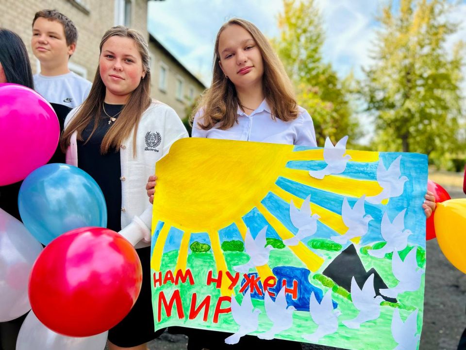 Андрей Рубанцов: Сегодня в Кленовской школе прошел праздник, посвященный Всемирному Дню Мира, это дату 21 сентября отмечает весь мир