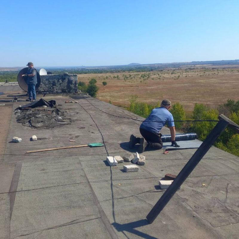 Специалисты Лутугинского филиала НКО ЕУК выполнили текущий ремонт мягкой кровли в пгт