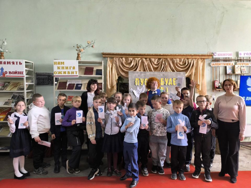 В преддверии Международного дня мира в библиотеке ДК г. Вахрушево состоялся праздник для учеников 2 класса ВУВК № 2 «Берегиня»