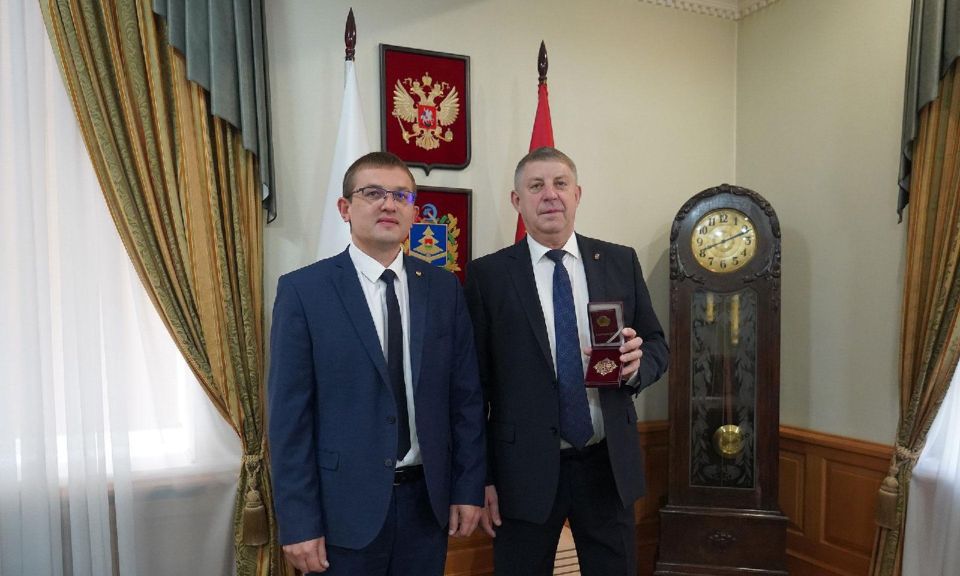 В правительстве Брянской области состоялась встреча главы Брянщины Александра Богомаза с главой Брянки ЛНР Евгением Морозовым, который выразил благодарность за поддержку и помощь