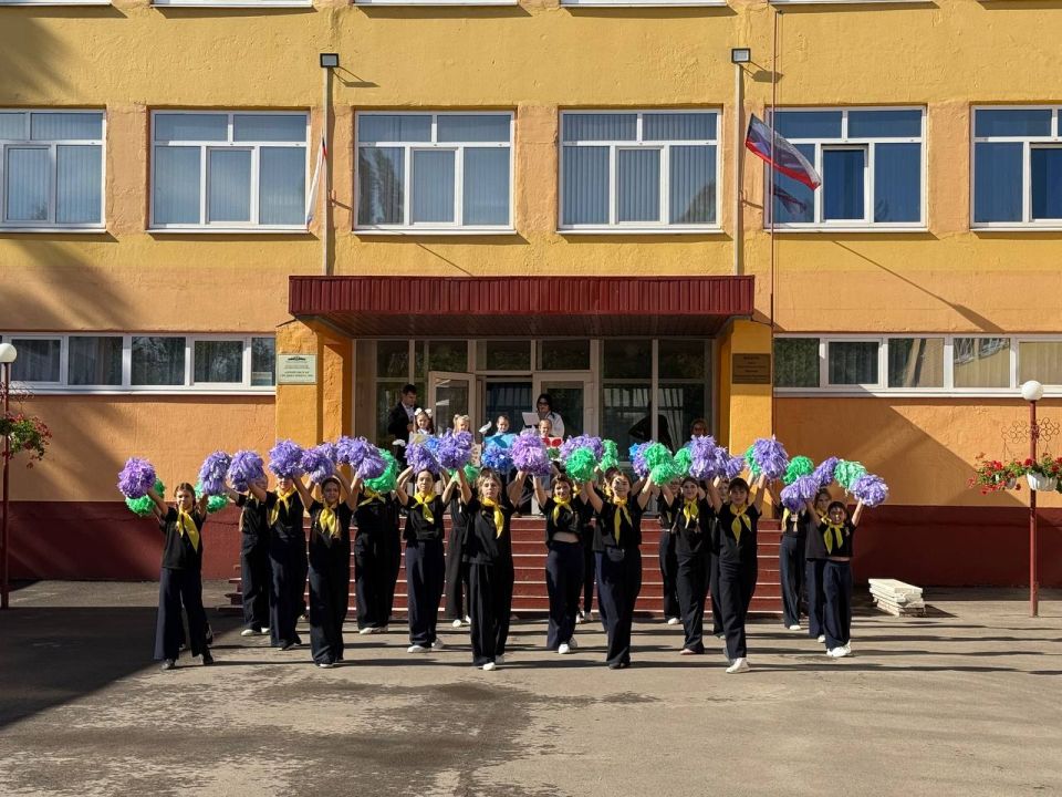 В Брянковской средней школе №9" прошла общешкольная линейка, посвященная Дню мира