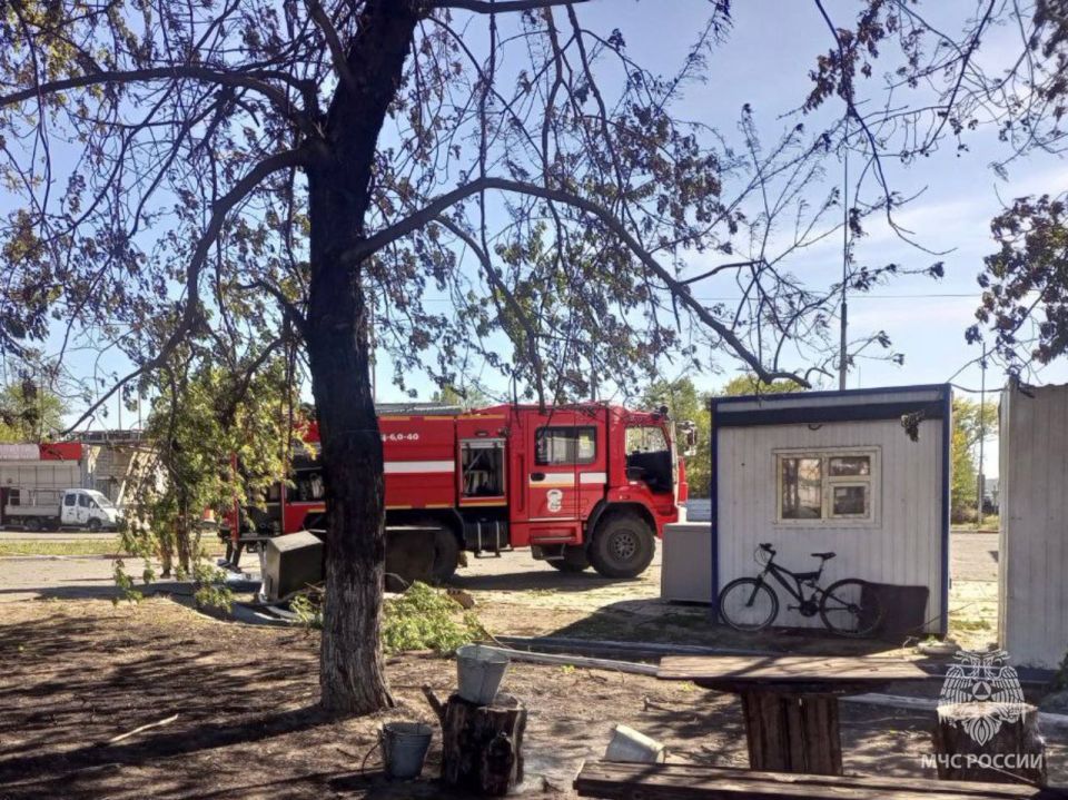 Спасатели МЧС России ликвидировали пожар на территории АЗС после атаки БПЛА