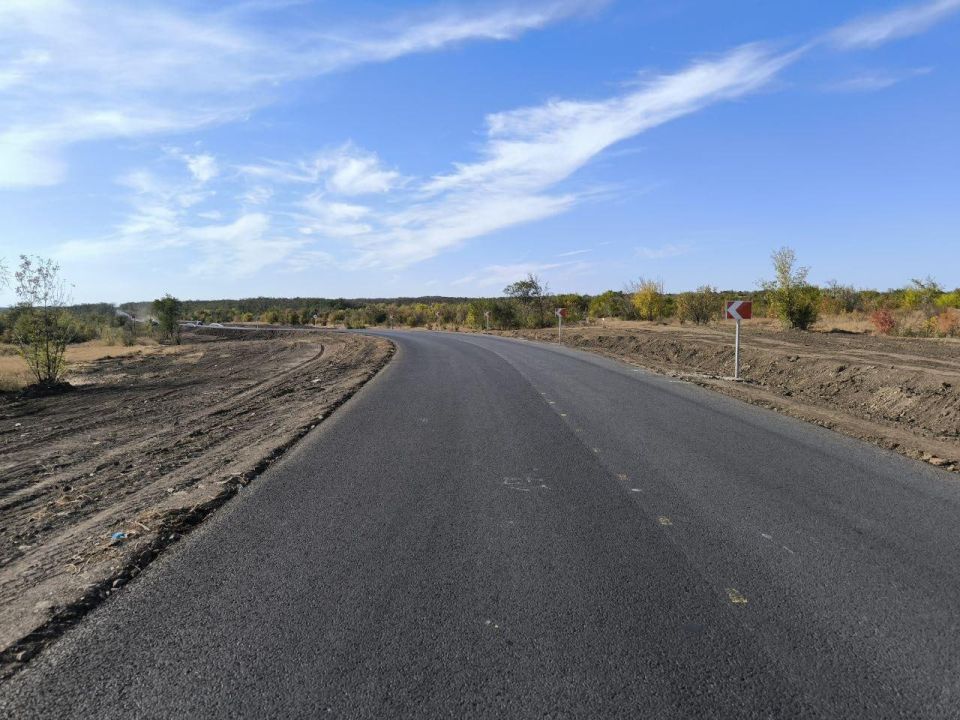 Завершается ремонт участка трассы Лутугино – Краснодон протяженностью 19 км. Об этом сообщили в пресс-службе ГК «Автодор»