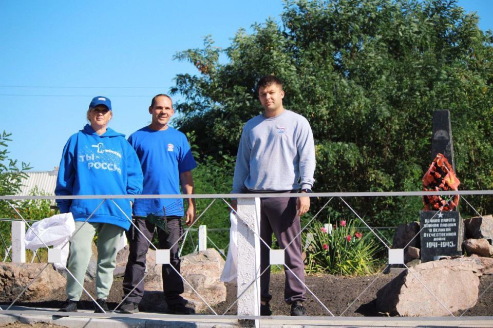 В Северодонецке единороссы привели в порядок мемориал павшим воинам к Дню поселка Вороново