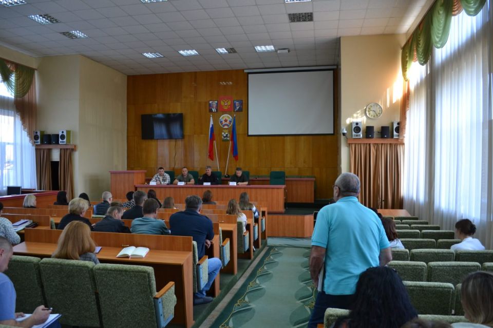 Глава Старобельского муниципального округа Владимир Чернев провел расширенное совещание с руководителями структурных подразделений, а также представителями подведомственных учреждений Администрации округа