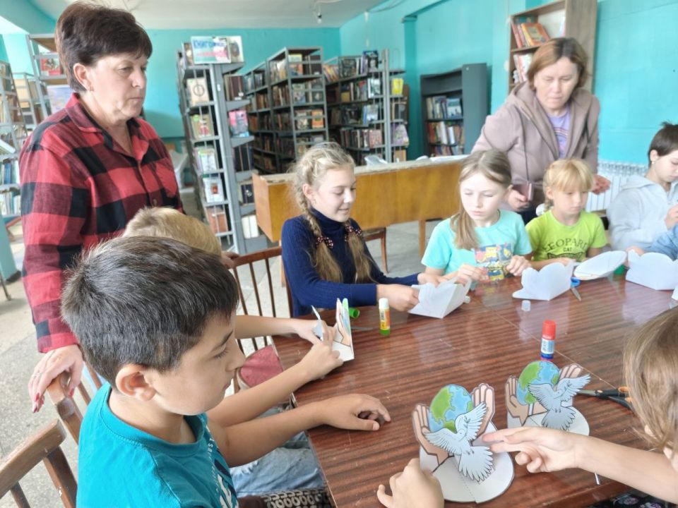 Вячеслав Третьяков: В преддверии Дня мира в сельском доме культуры с. Новая Астрахань Кременского МО проведен тематический час «Нам нужен мир»