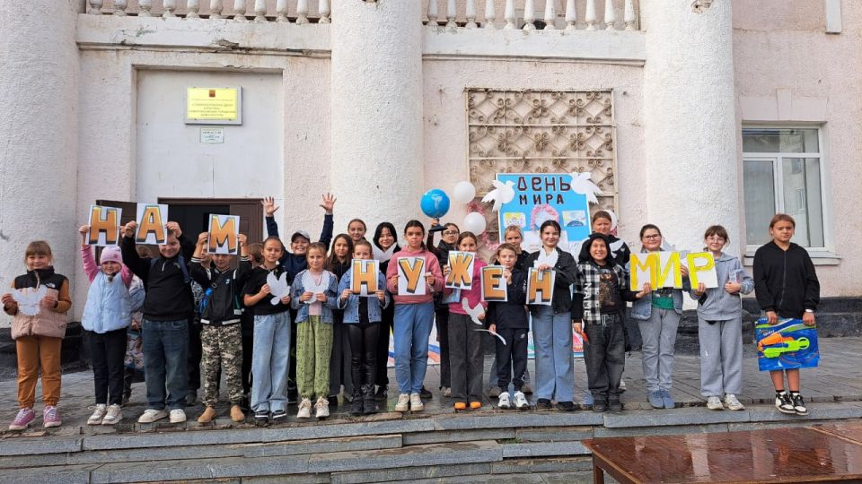 Коллектив Зимогорьевского городского Дома культуры провел для детей развлекательную программу «Мир, который нужен нам», посвященную Международному Дню мира