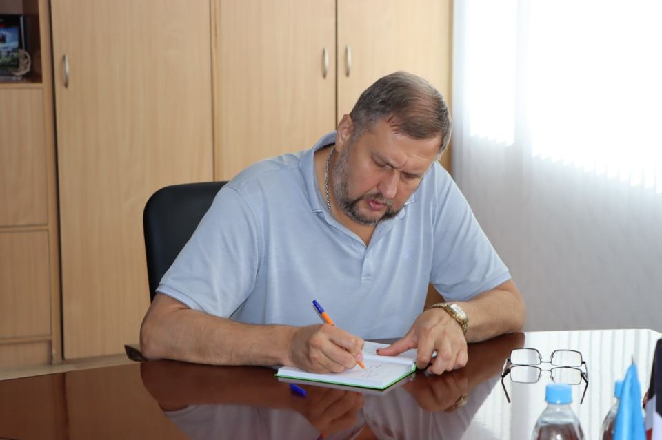 Глава Лутугинского муниципального округа Евгений Бондарь провёл еженедельное совещание с руководителями предприятий округа и представителями жилищно-коммунальной сферы