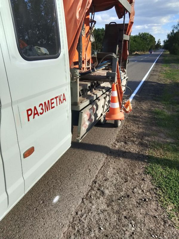 На автодороге Марковка – Липовое – Красное Поле – Первомайское обновляют дорожную разметку