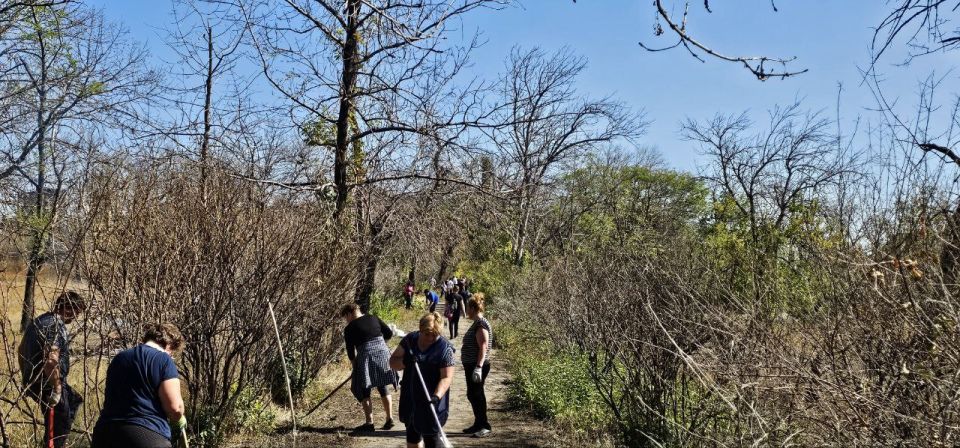 Сегодня сотрудники отдела жизнеобеспечения г. Вахрушево совместно с педагогами и учащимися ВУВК №1 «Гармония», работниками клуба г. Вахрушево-2 и председателем совета ветеранов ш. Хрустальская, активистами Единой России...