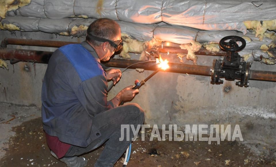 В Лутугино специалисты единой управляющей компании выполняют работы по замене запорной арматуры