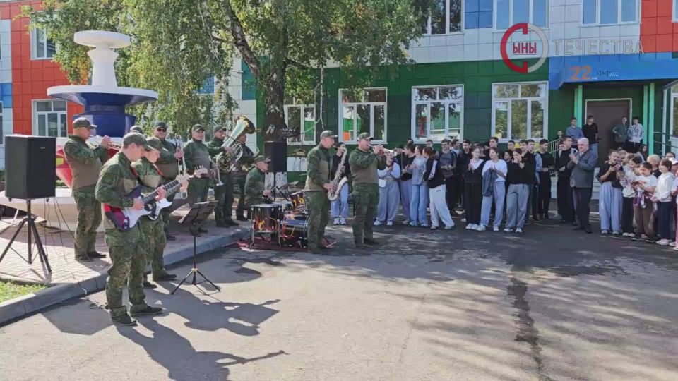 Военный оркестр 6-й бригады Управления 3-ОА организовал концертное выступление для учеников Петровской школы № 22