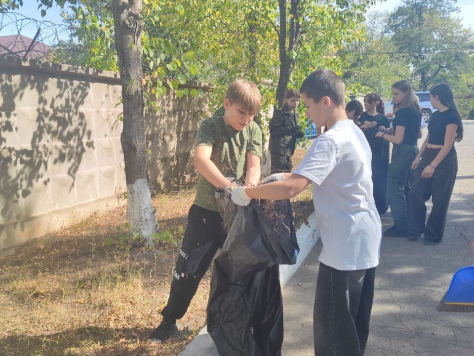 Обучающиеся и педагоги Брянковской гимназии приняли активное участие во Всероссийском экологическом субботнике "Зелёная Россия", внеся свой вклад в улучшение экологической обстановки родного края