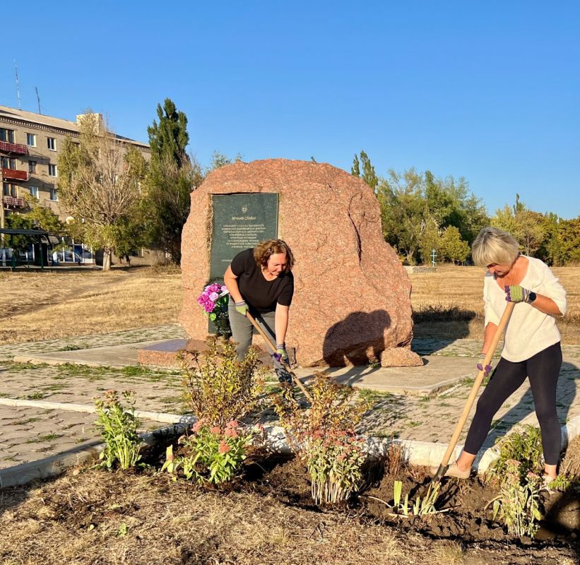 В рамках экологической акции «Зеленная Россия» сотрудники отдела жизнеобеспечения г.Петровское провели субботник в сквере башкирских конников