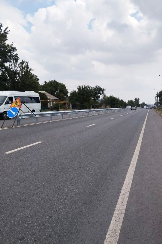 На автодороге Луганск – Лутугино – Красный Луч – граница ДНР продолжается установка металлического барьерного ограждения
