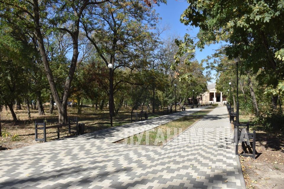 В Брянке завершились работы по благоустройству общественной территории в районе Гончаровского пруда № 1