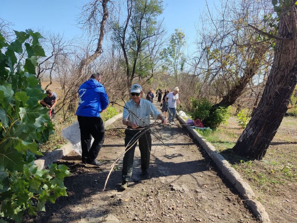 Активисты первичных отделений Единой России г.Вахрушево совместно с педагогами и учащимися ВУВК №1 «Гармония», работниками клуба г. Вахрушево-2 и председателем совета ветеранов ш. Хрустальская, сторонниками партии провели...