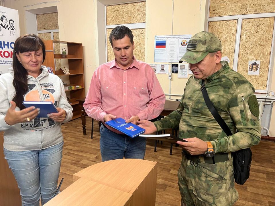 Передача книг.. Муниципальный депутат партии «ЕДИНАЯ РОССИЯ», ПО №4, Атаман казачьего общества «Станица Кременная» Андрей Скрипник передал книги: «Диалог о миссии СВО: достоинство, честь и единство» и «Казачество...