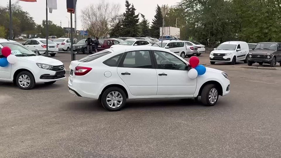 Соцфонд России по ЛНР передал 6 спецавтомобилей пострадавшим на производстве жителям региона