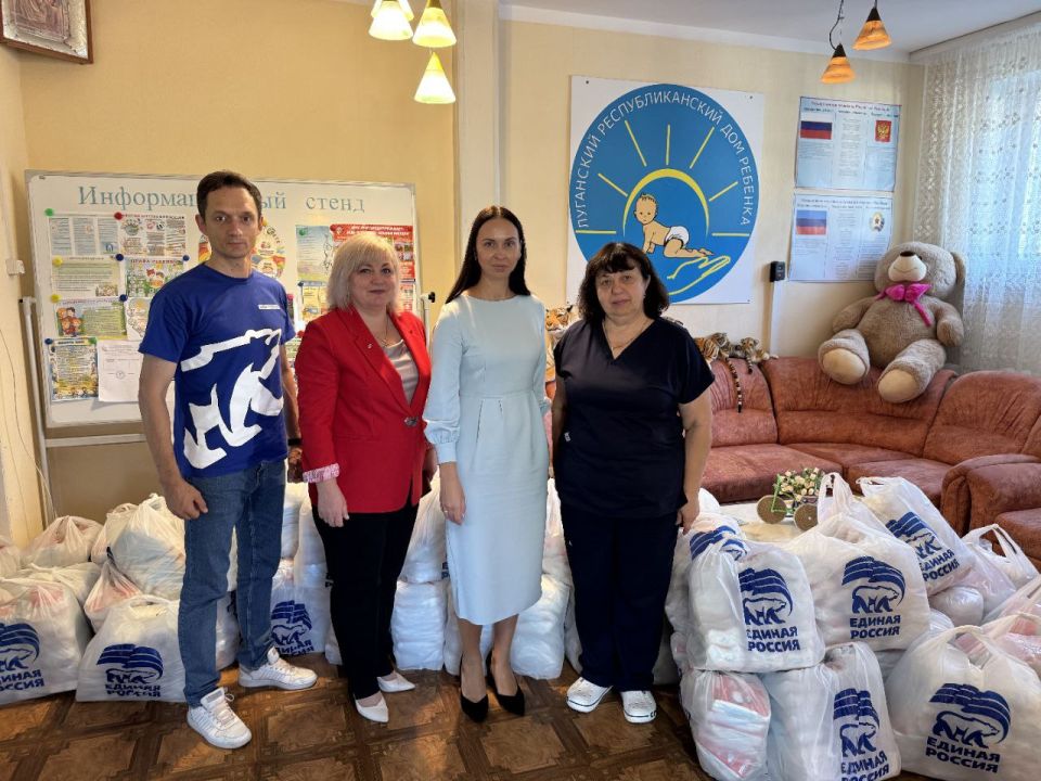 Алёна Лумеровская: Сегодня в рамках партийного проекта "Женское движение Единой России" совместно с заместителем главы администрации Луганского городского округа Натальей Куличенко передали в Луганский республиканский дом...