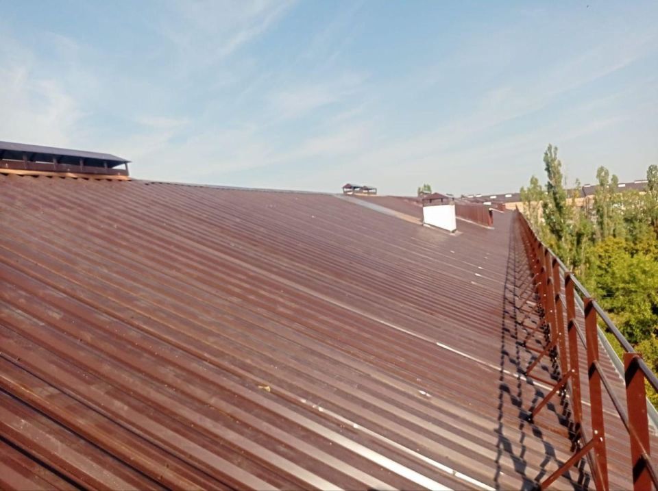 В Брянке завершились работы по реконструкции кровли на доме 15 в микрорайоне Молодежный