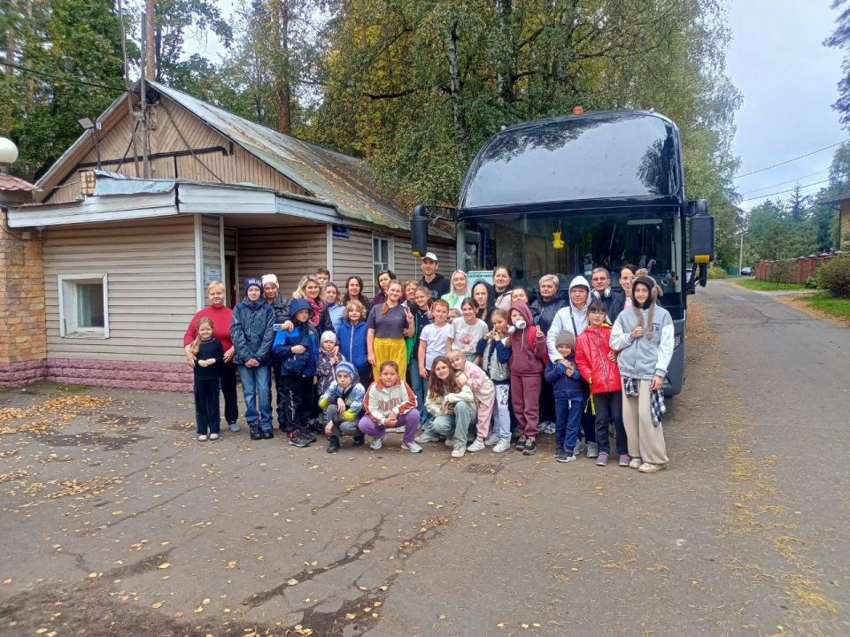 Новый день – новые эмоции. В Лисичанск вернулись 11 детей и семь сопровождавших их взрослых, которые отдыхали в заведении на базе медицинского центра "Клязьма"