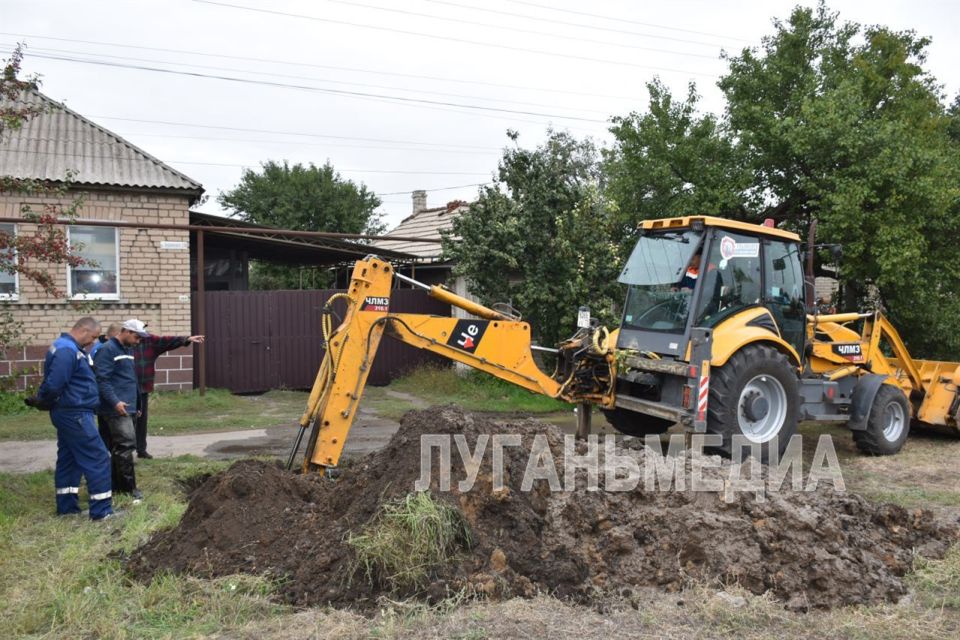 Специалисты Лутугинского участка Южного управления Луганскводы проводят работы по устранению утечек воды на сетях водоснабжения