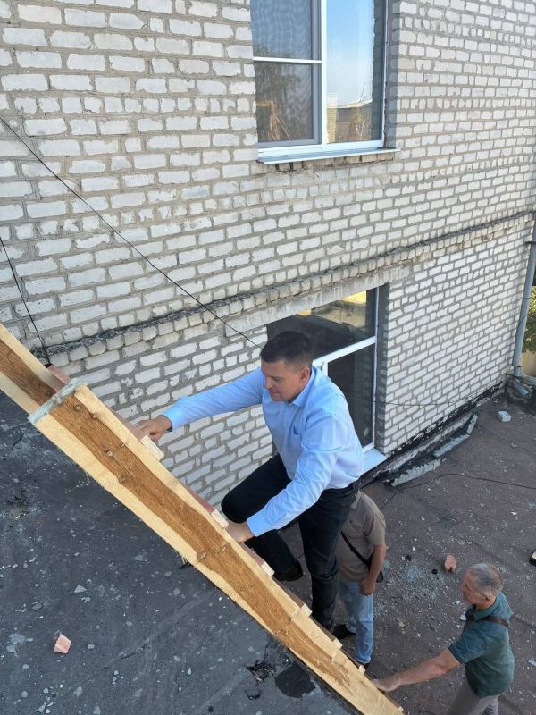 Олег Коваль: В рамках работы Штата общественного и депутатского контроля за проведением капитальных ремонтов учебных учреждений республики партийного проекта "Новая школа" ВПП "Единая Россия" провел инспекцию школы 1 и школы...