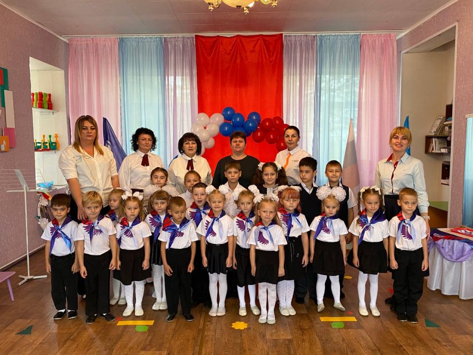 Сегодня в дошкольном учреждении № 25 «Земляничка» в ряды Всероссийского содружества «Орлята-дошколята» торжественно вступили воспитанники старше-подготовительной группы