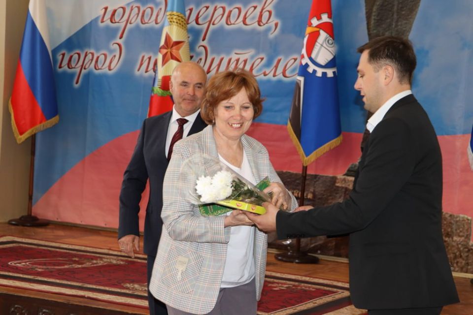 Стахановский вагонзавод принимает поздравления