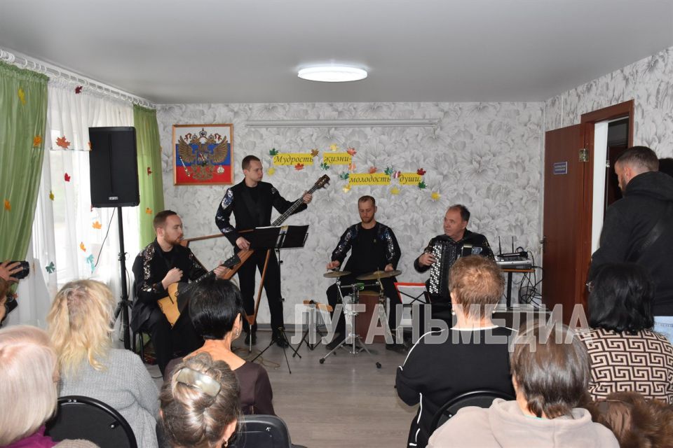 В Кировском комплексном центре социального обслуживания населения (предоставления соц.услуг)» выступили артисты Иркутской областной филармонии