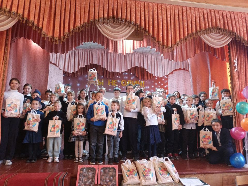 Сегодня Дом творчества детей и юношества распахнул свои двери для особенного праздника – городского мероприятия "Ты не один!"