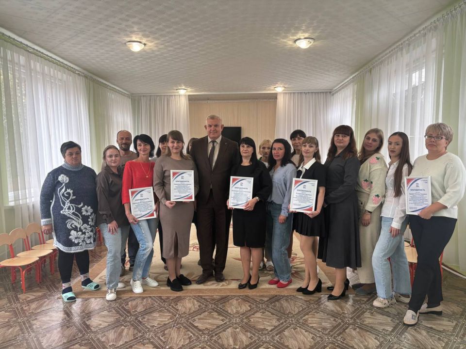 Активисты партии «ЕДИНАЯ РОССИЯ» поздравили с наступающим профессиональным праздником сотрудников детского сада «Ладушки»
