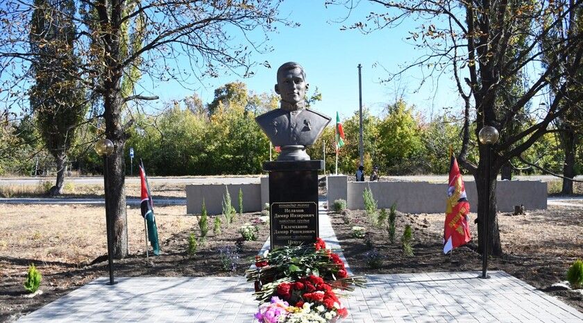 Мемориал в честь Героя России Дамира Исламова открыли в городе Золотое