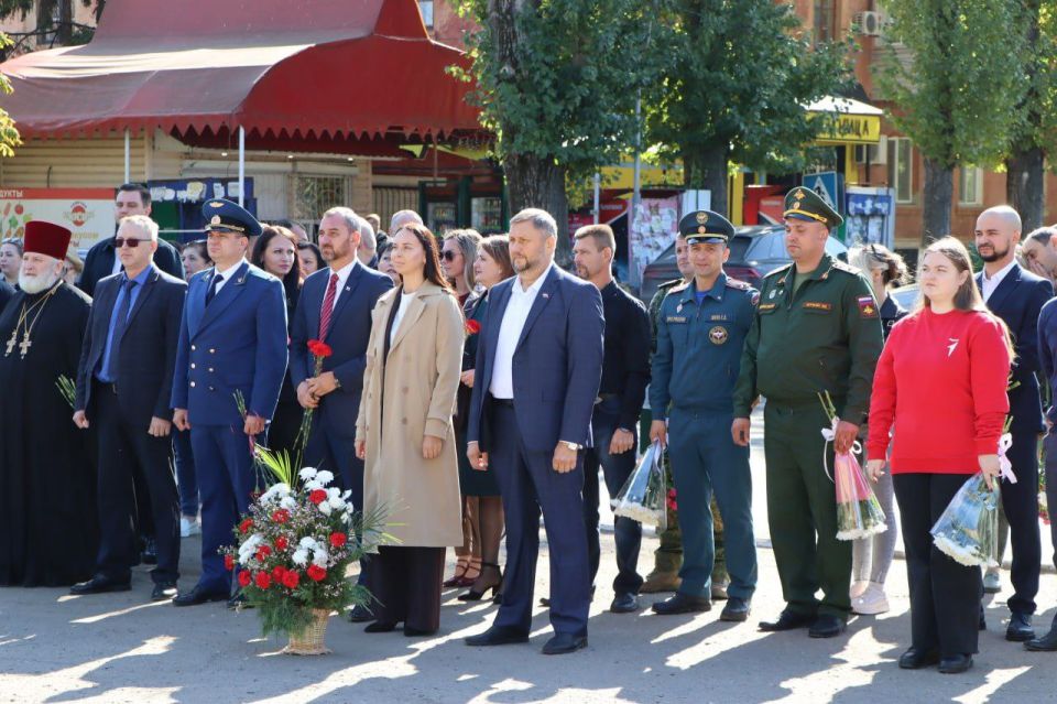 Алёна Лумеровская: Сегодня в Лутугино у памятника нашему земляку — выдающемуся исследователю Леониду Ивановичу Лутугину — прошло торжественное мероприятие, приуроченное к Дню города и Дню воссоединения ЛНР, ДНР, Запорожской...