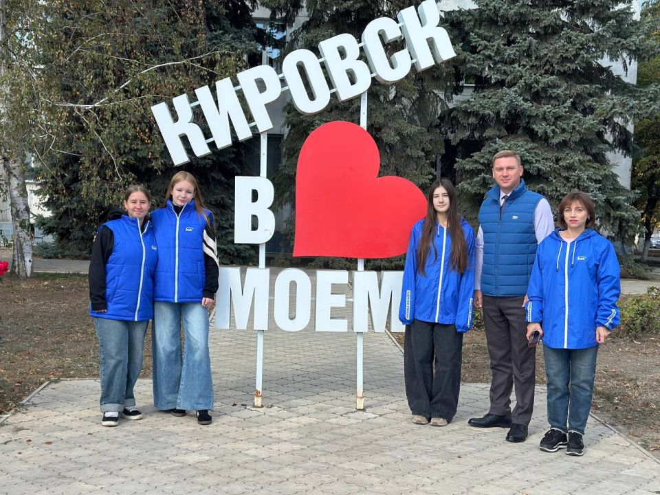 В Кировске накануне празднования дня воссоединения с Российской Федерацией депутат Народного Совета Алексей Белецкий совместно с партийным активом и молодежной организацией провели на площади Ленина праздничную раздачу...