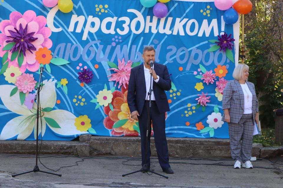 «Дворик чудес» собрал юных лутугинцев на праздник