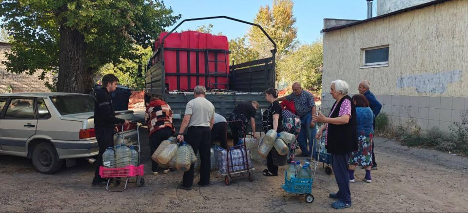 Аварийные экипажи из Татарстана продолжают масштабную работу по обеспечению жителей Лисичанска питьевой водой