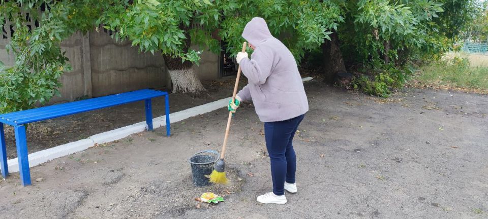 В рамках акции "Зелёная Россия", работники Петровского Дома культуры провели субботник