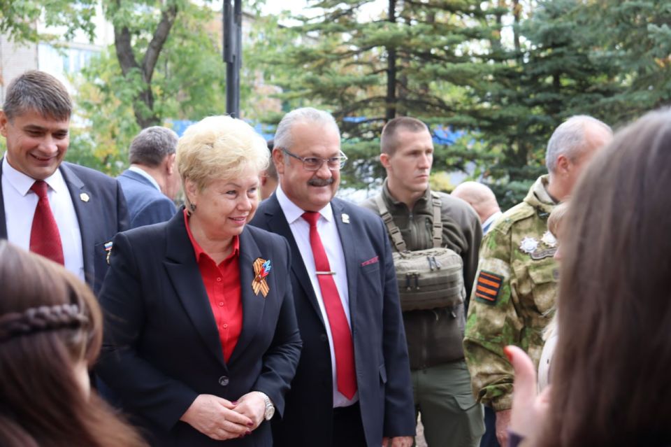 В день 130-летия города Антрацита и 89-летия Антрацитовского района округ посетили почётные гости, чтобы поздравить жителей с этим значимым событием